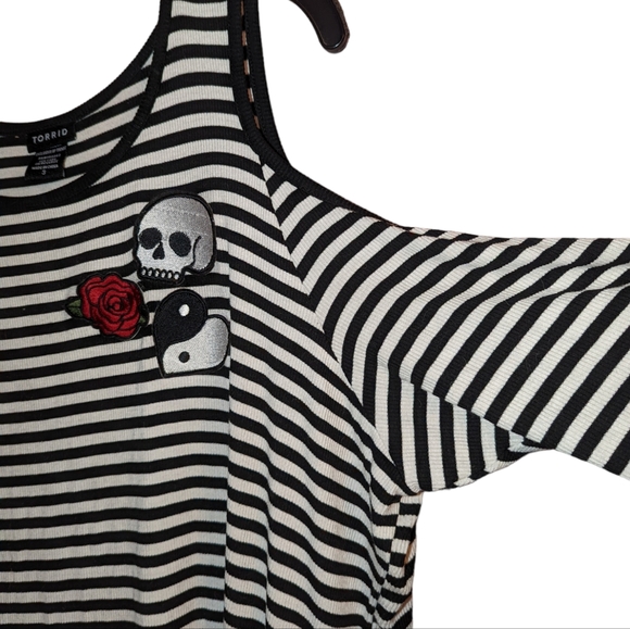 Torrid 3X Cold Shoulder (cutout) Skull & Rose Tunic Top - Picture 2 of 6